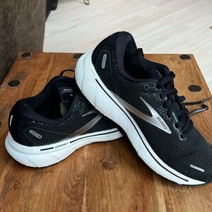 Brooks Ghost 14 Women’s 7.5 running shoes. Barely worn, black, white, silver